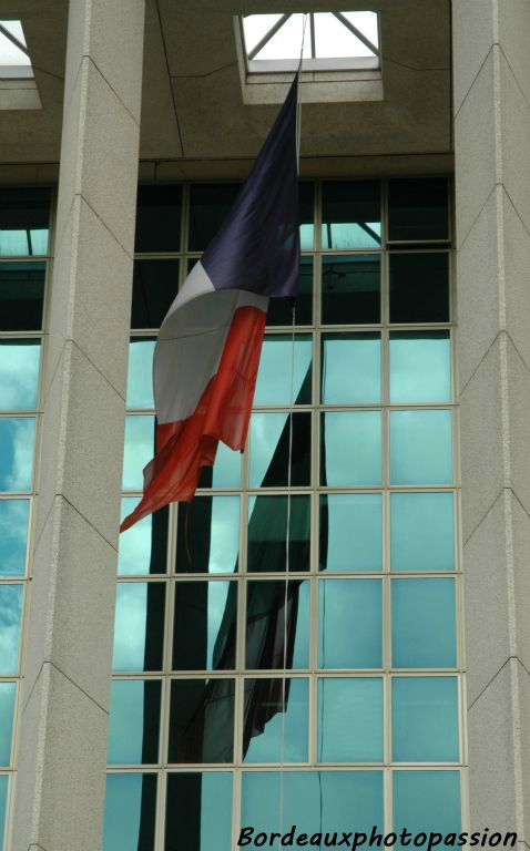 Drapeau français devant l'hôtel de région.