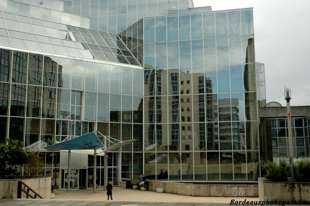 Festival de reflets dans les bâtiments vitrés du quartier Mériadeck.