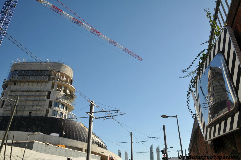 On nous avait promis une Cité du vin... et en fait on peut en voir deux à la fois. L'effet du vin peut-être !