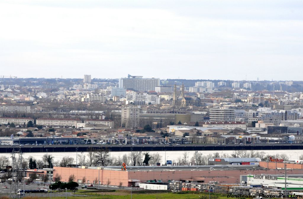 L'hôpital Pellegrin ne passe pas inaperçu dans le payasage bordelais. Ici, depuis Bouliac sur la rive droite, le bâtiment est le plus imposant de Bordeaux.