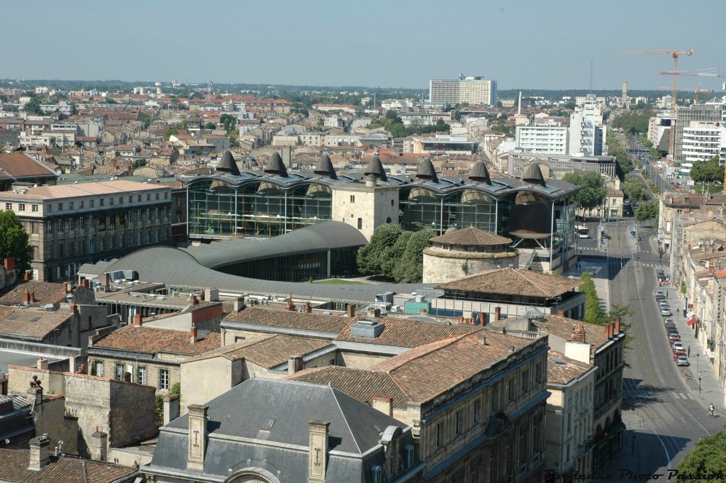 Depuis le haut de la tour Pey-Berland, on distingue deux de ses trois éléments du Tripode.