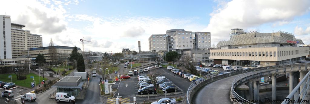 Sur ce panorama, l'hôpital Pellegrin est à gauche, au centre l'hôpital des enfants et l'Établissement Français du Sang Aquitaine-Limousin à droite.