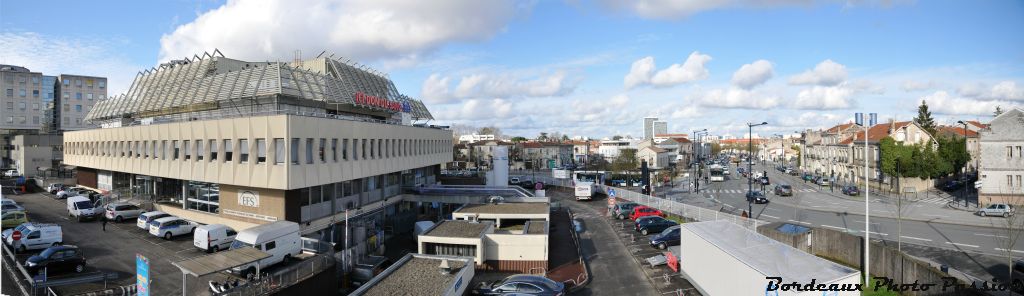 L'Établissement Français du Sang ne fait pas partie du groupe hospitalier Pellegrin. Vue sur la place Amélie-Raba-Léon.