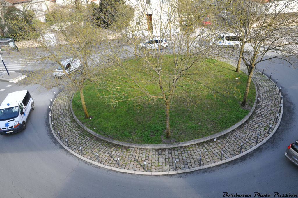 Des milliers de véhicules, dont beaucoup d'ambulances, empruntent chaque jour le rond-point de l'entrée de l'hôpital.