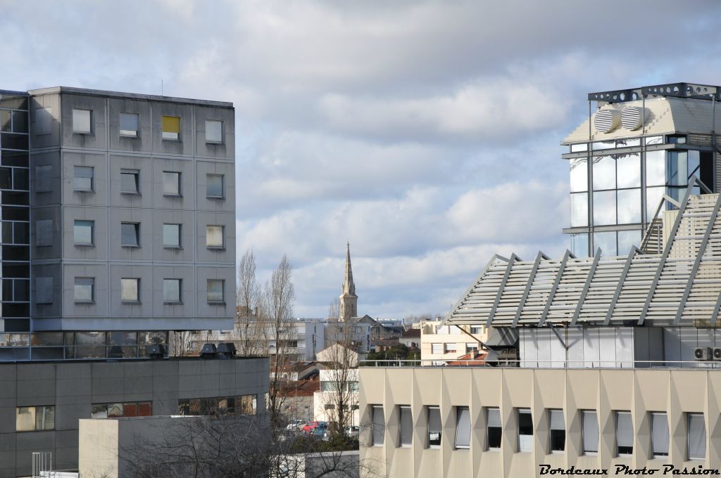 Le clocher de l'église Saint-Augustin très proche semble coincé entre l'hôpital des enfants et l'Établissement Français du Sang.