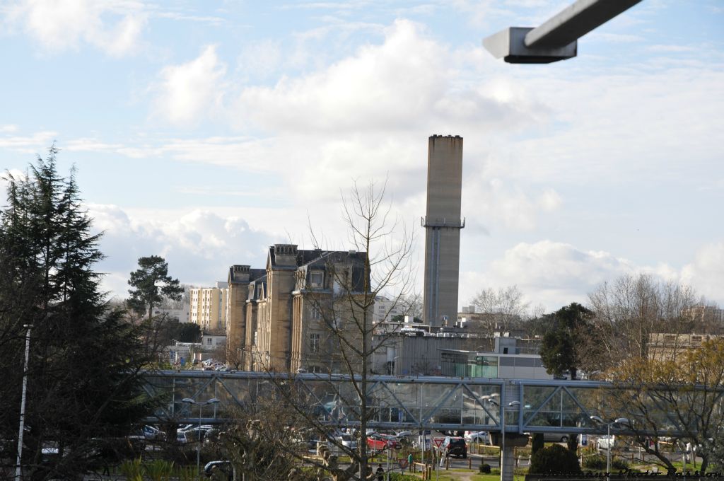 À gauche le vieux bâtiment PQR et à droite la cheminée de la centrale thermique de l'hôpital.