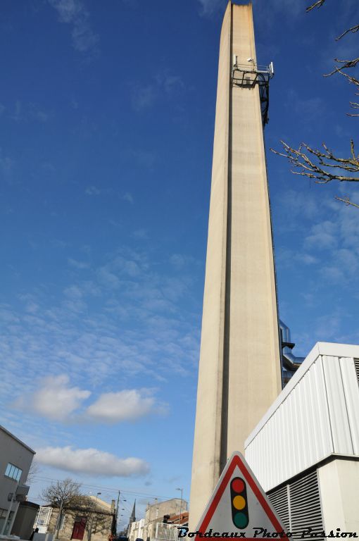 La cheminée des cinq centrales se situe au niveau de l'allée des Peupliers à Saint-Augustin.