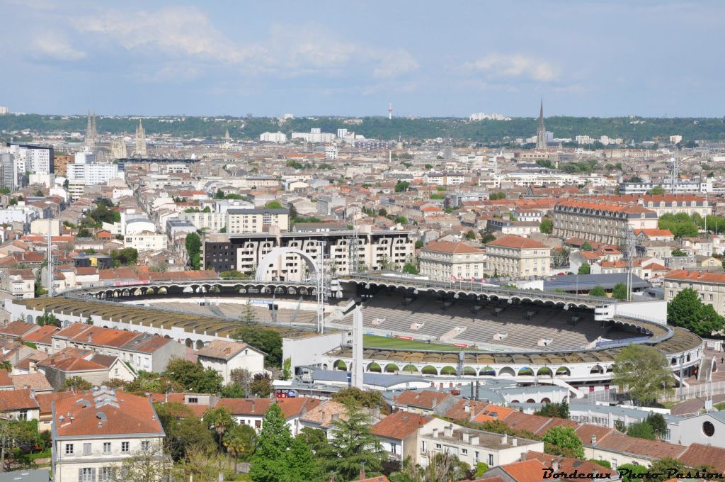 Le stade Jacques Chaban-Delmas est vide et le nouveau en construction.