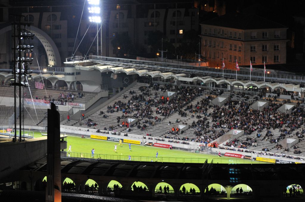 Peu de monde dans les tribunes, peut-être que les supporters ont réservé leur argent pour acheter un billet pour la finale de la coupe de France  que va disputer leur équipe favorite ?