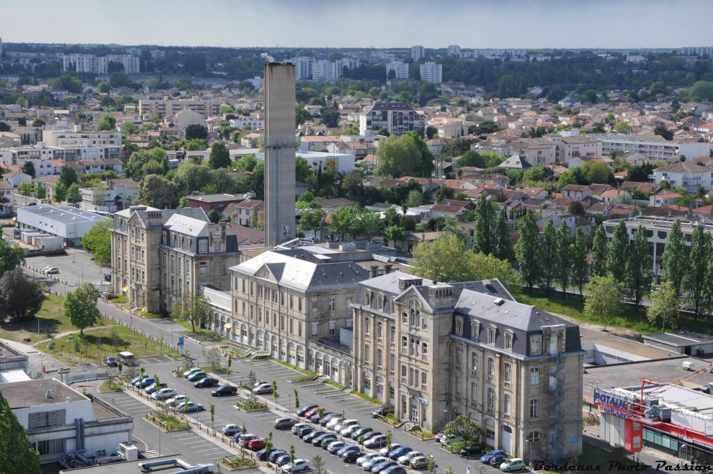 Le bâtiment PQR et la cheminée de la centrale thermique.