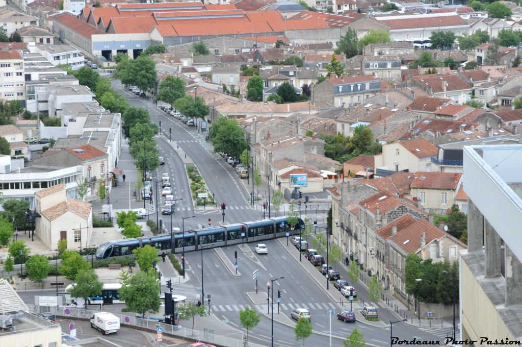 est souvent traversée par le tramway de la ligne A.