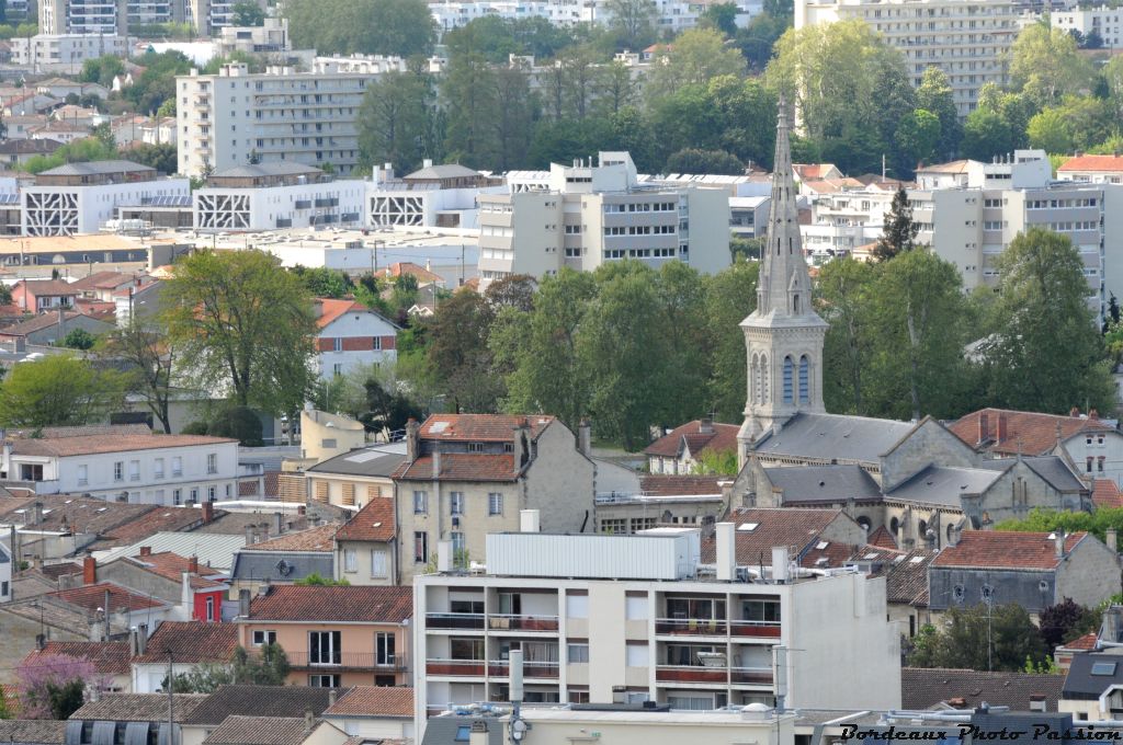 Le clocher de l'église Saint-Augustin avec, en arrière-plan,  les bâtiments de la caserne de gendarmerie Battesti.