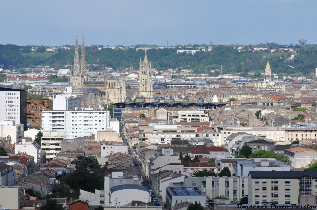 Les flèches de la cathédrale Saint-André, la tour Pey-Berland et à droite Sainte-Marie de la Bastide et son échaffaudage.