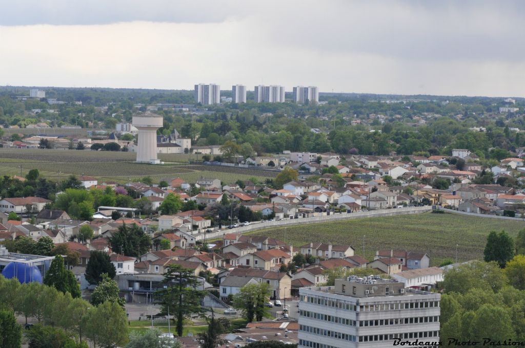 La présence toute proche des vignes du château les Carmes-Haut Brion à droite et la mission Haut-Brion et Haut-Brion à gauche.