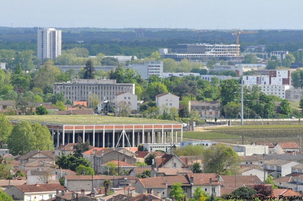 Près du vignoble, le réservoir d'eau de Lavardens construit au début du XXe siècle.