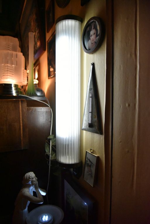 Luminaire dit de cinéma à la mode en 1930 de Genet et Michon. Durant la période Art déco les lampes ne doivent pas être visibles : toujours dissimulées par un verre. 