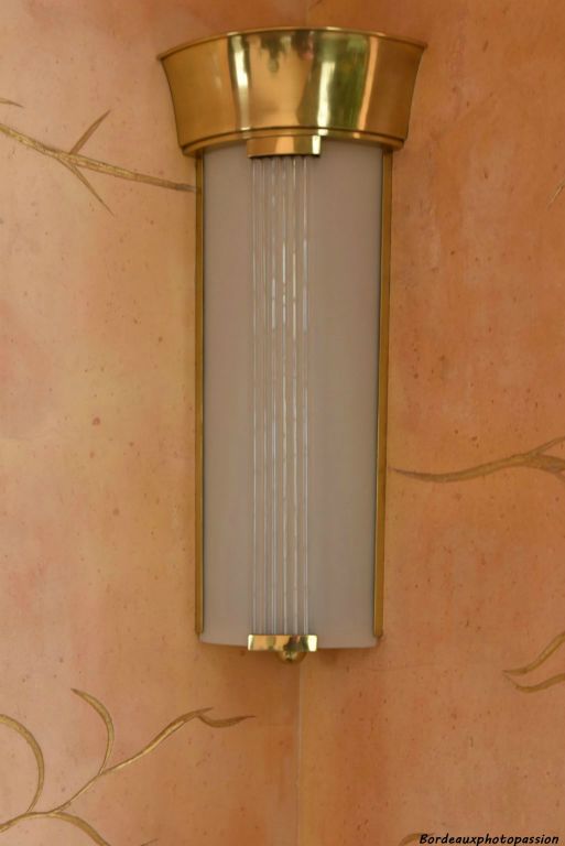 C’est la période ou la lampe linolite (comme un petit tube fluorescent) a été mise sur le marché pour ces appliques.
