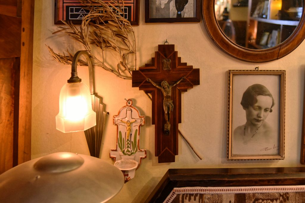 Ici sur la gauche, une applique murale dont le support et le verre sont de formes simples. À côté, un crucifix de style Art déco