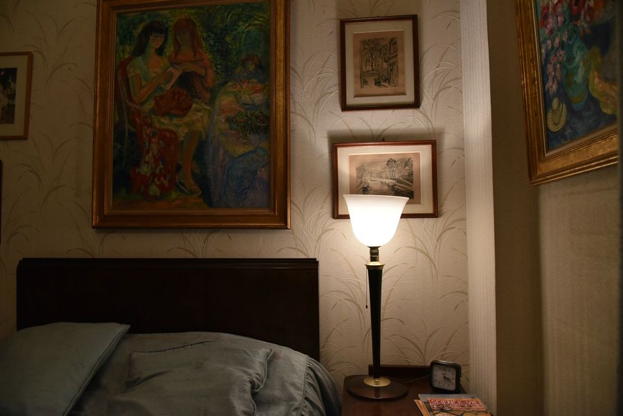 Une curieuse lampe où le verre ne rabat pas la lumière vers le sol mais plutôt vers le plafond.