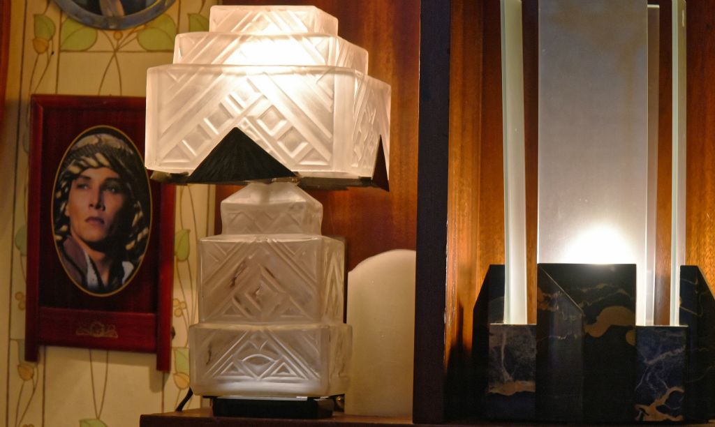 La forme de cette lampe fait penser au sommet de certains gratte-ciel. Le pied aussi ce qui est plus rare.