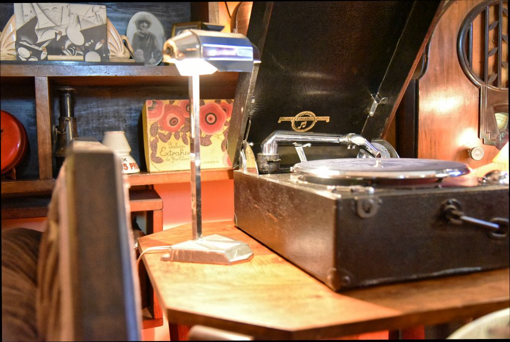 Lampe entièrement en métal près d’un tourne-disque.