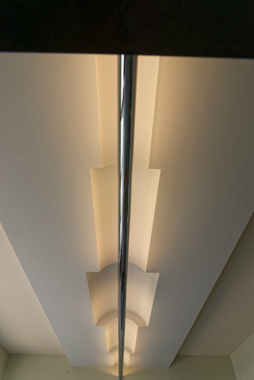 Dans la salle à manger des parents de la villa Cavrois, l’ingénieur a créé un luminaire à rhéostat avec une diffusion de la lumière en fonction du nombre de personnes assises.