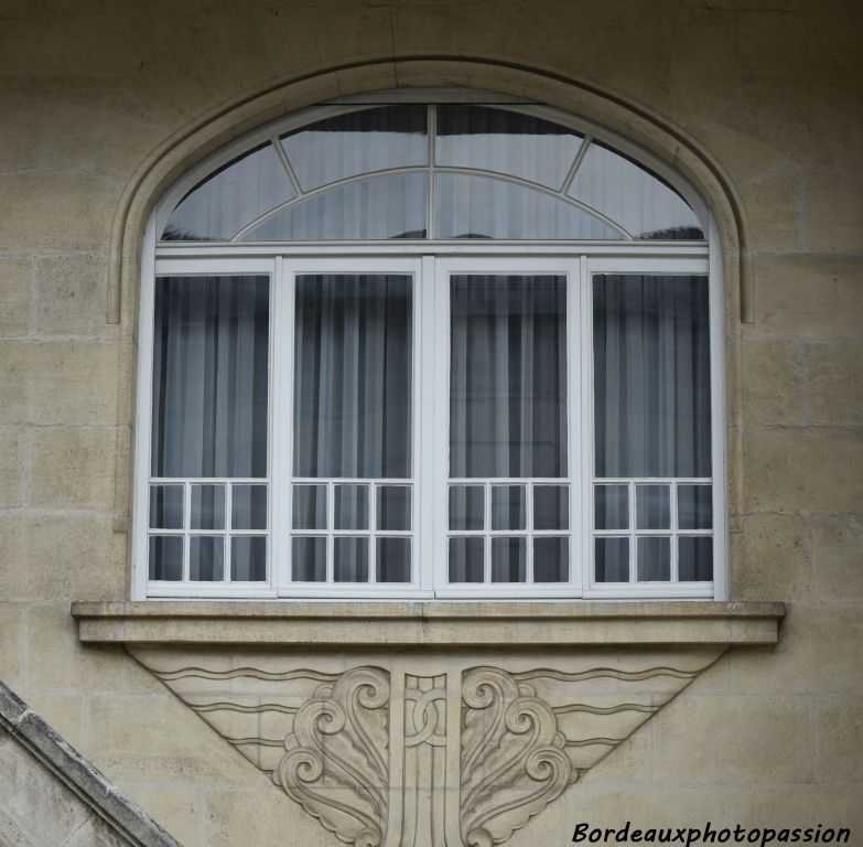 Certainement une des plus belles fenêtres du quartier avec son petit bois d'origine, sa corbeille décorée et son anse de panier  surligné en creux.