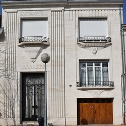 Grand Ornement de Façade Antique en Bois avec Sculptures