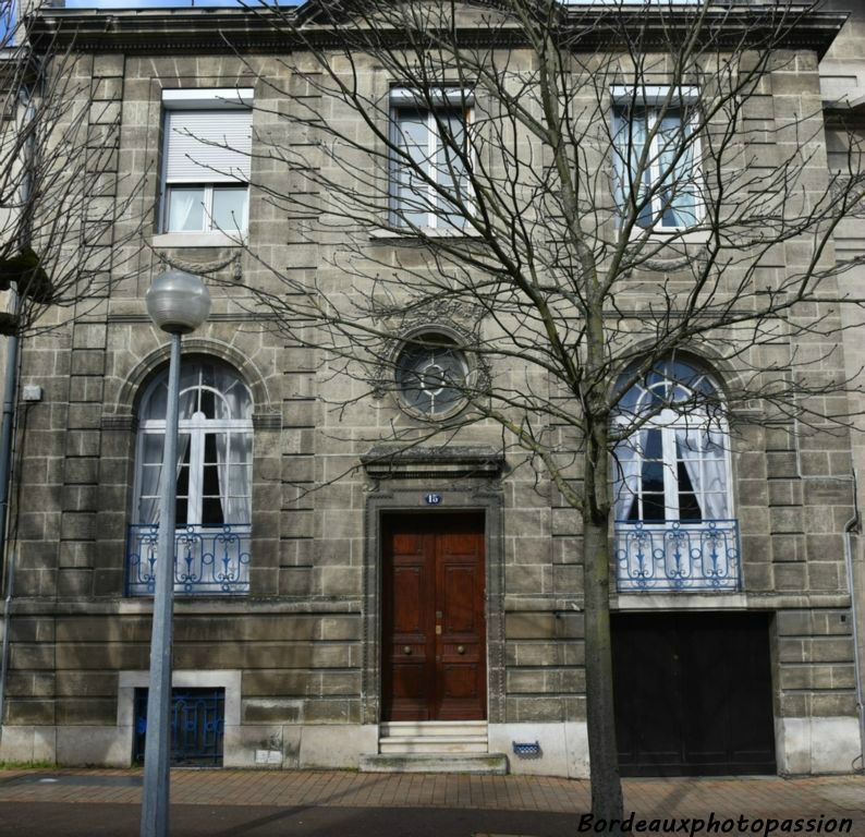 1928 architecte P.H. Avinen. Tous les éléments de la maison néoclassique du XVIIIe siècle bordelais sont ici présents : facade quasi symétrique, au garage près, dont la présence est particulièrement bien minimisée ici.