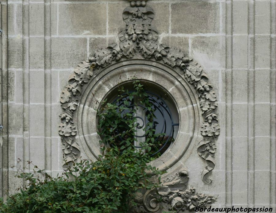 Le décor végétal avec chêne et glands entourés par des rubans est parfaitement reconnaissable.