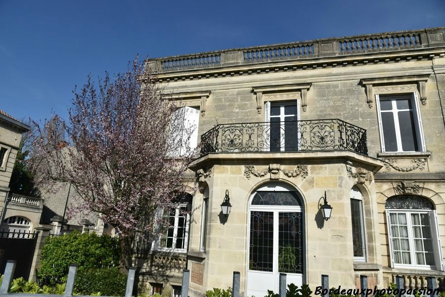 Cette maison avec sa balustrade, ses gardes corps, sa décoration raffinée mais discrète (par rapport à l’éclectisme surtout), son avancée du salon dans le jardin, sa décoration végétale en guirlande présente la totalité du vocabulaire architectural du XVIIIe siècle bordelais.