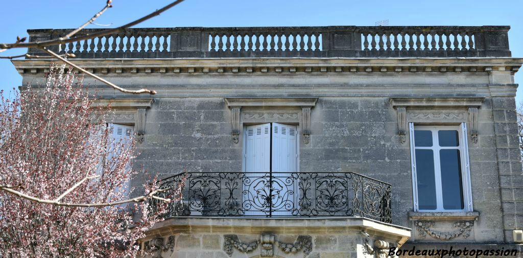 Le garde corps, très XVIIIe siècle, est particulièrement réussi. La façade est décorée sans être surchargée: c’est bien dans le style bordelais ! Et d'une totale symétrie !