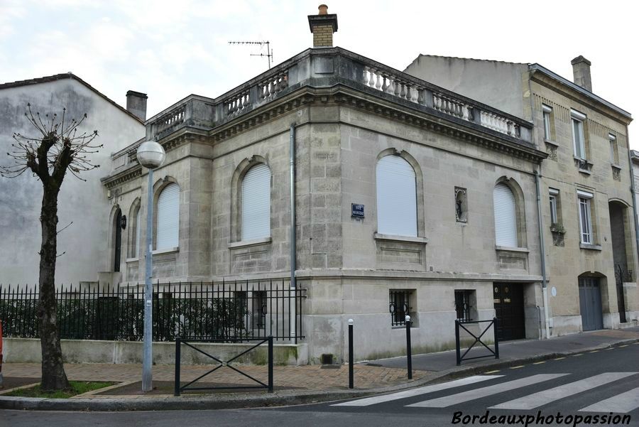 Cette maison appelée encore “chartreuse" dans le quartier s’en éloigne pourtant avec ses ouvertures en anse de panier et ses fenêtres aussi larges que hautes.