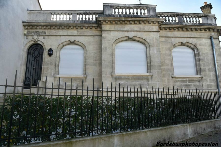  Les entourages de fenêtres  sont concaves. L’aspect général est XVIIIe surtout avec les balustrades.