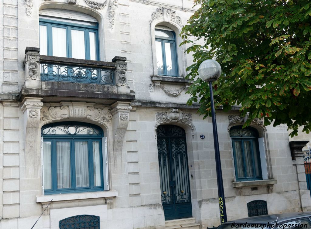 Cette façade relève presque complètement du style néoclassique : guirlandes  végétales, façade plate et symétrique. La façade est plutôt composite et fait une transition entre néoclassicisme et éclectisme: le gros balcon relève du style éclectique avec son volume prononcé et ses grosses consoles.