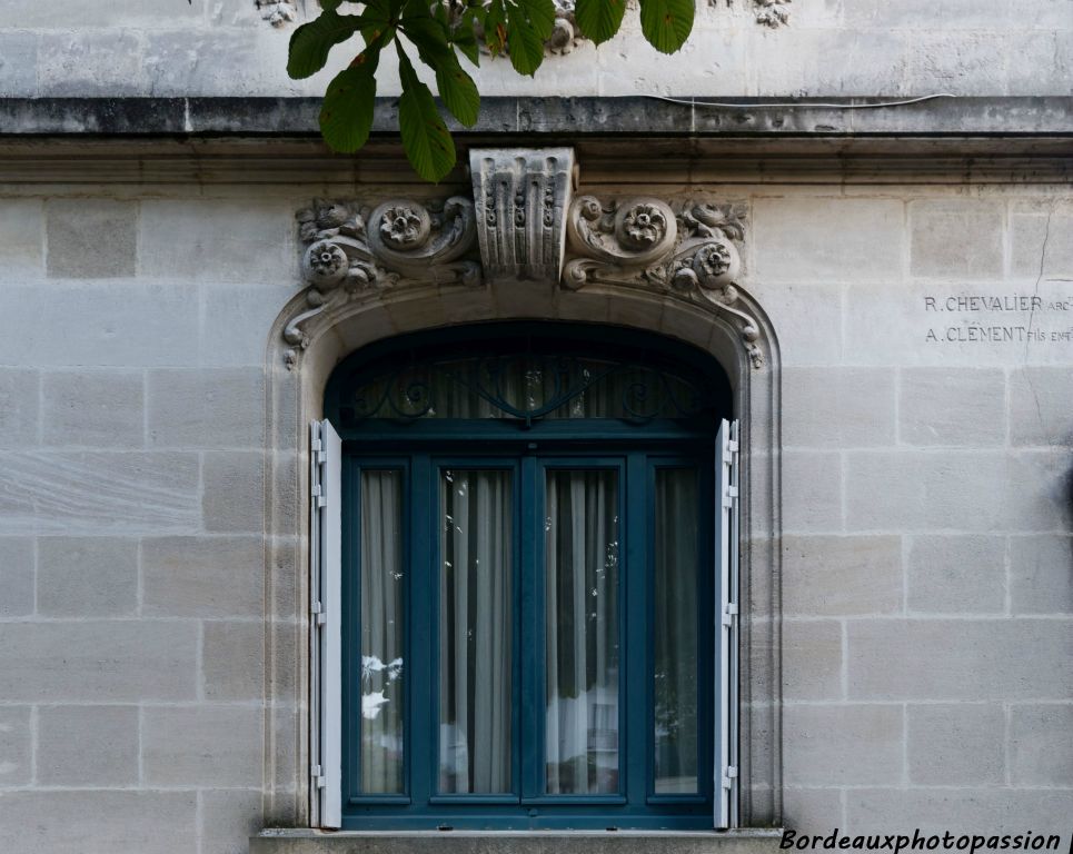 Fenêtre de forme et décoration éclectique. La fenêtre néoclassique est rectangulaire. L’architecte fait le choix de laisser pénétrer la lumière, période hygiéniste oblige.