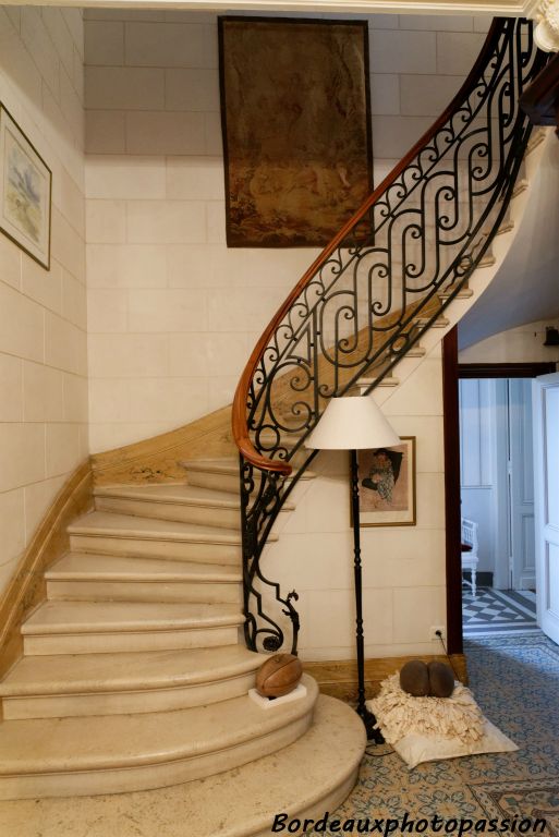 Escalier de desserte interne d’une maison néoclassique avec  pavage en carreaux de ciment qui a une présence majeure à l’intérieur des maisons de tout style construites entre 1850 et 1940.