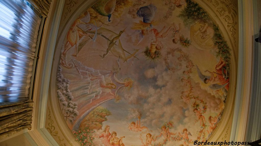 Décor de plafond de théâtre XVIIIe surprenant à Lescure en 1930. Décor à la Marie-Antoinette parfaitement intact, évoquant les saisons mais aussi un peu Fragonard et son embarquement à Cythère.