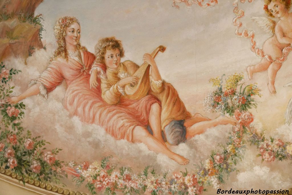 Pas de plus bel exemple de néoclassicisme que ce détail avec des bergères recevant la sérénade sous l’œil d' amours ailés et sur un lit de fleurs soigneusement dessinées. C’est le fantasme parfait du XVIIIe bordelais !