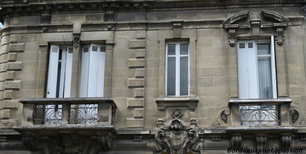 Les fenêtres sont soulignées par des moulures, avec un fronton Renaissance interrompu pour celle de droite. 