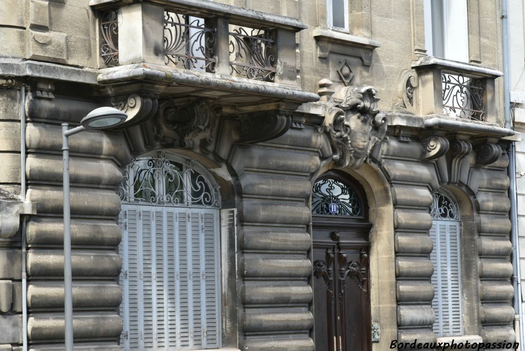 Bossages très accentués au rez-de-chaussée. Gros écusson pseudo-nobiliaire sur la porte d’entrée. Ferronneries ayant un aspect art nouveau (coups de fouet).