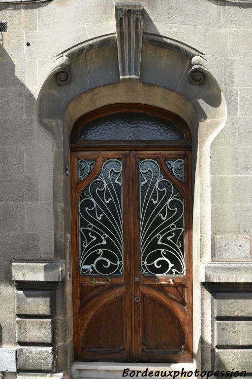 Cette maison a été construite en 1906, dans la période donc Art nouveau que l'ont discerne sur cette porte. C'est le seul exemple dans le quartier.