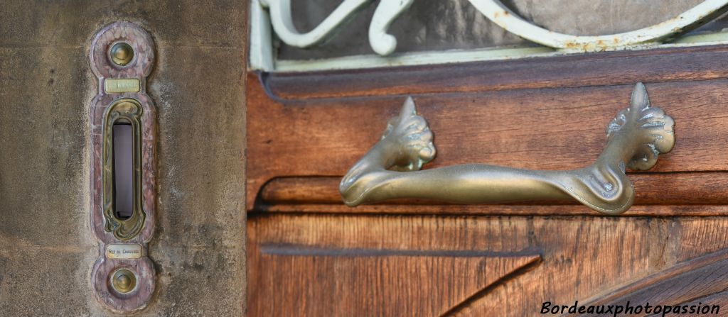 Art nouveau aussi par sa poignée et sa boîte aux lettres...