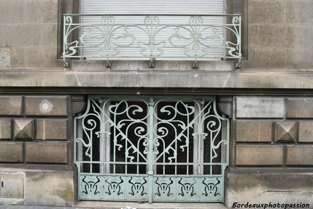 ...ainsi que sa grille de protection de l’entrée pour le charbon vers la cave.