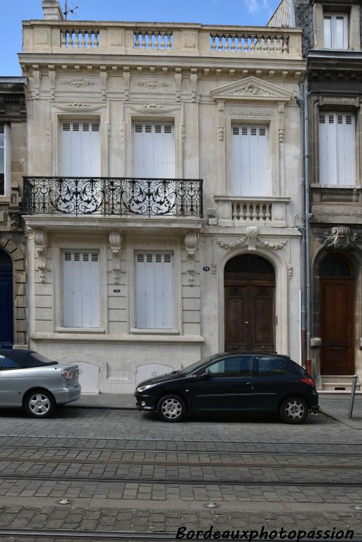 1905 Maison éclectique mais avec une forte inspiration néo-classique. Un balcon vigoureux avec de grosses consoles pour l’éclectisme mais une décoration florale, une balustrade, un garde-corps en arabesque pour le néo-classique.