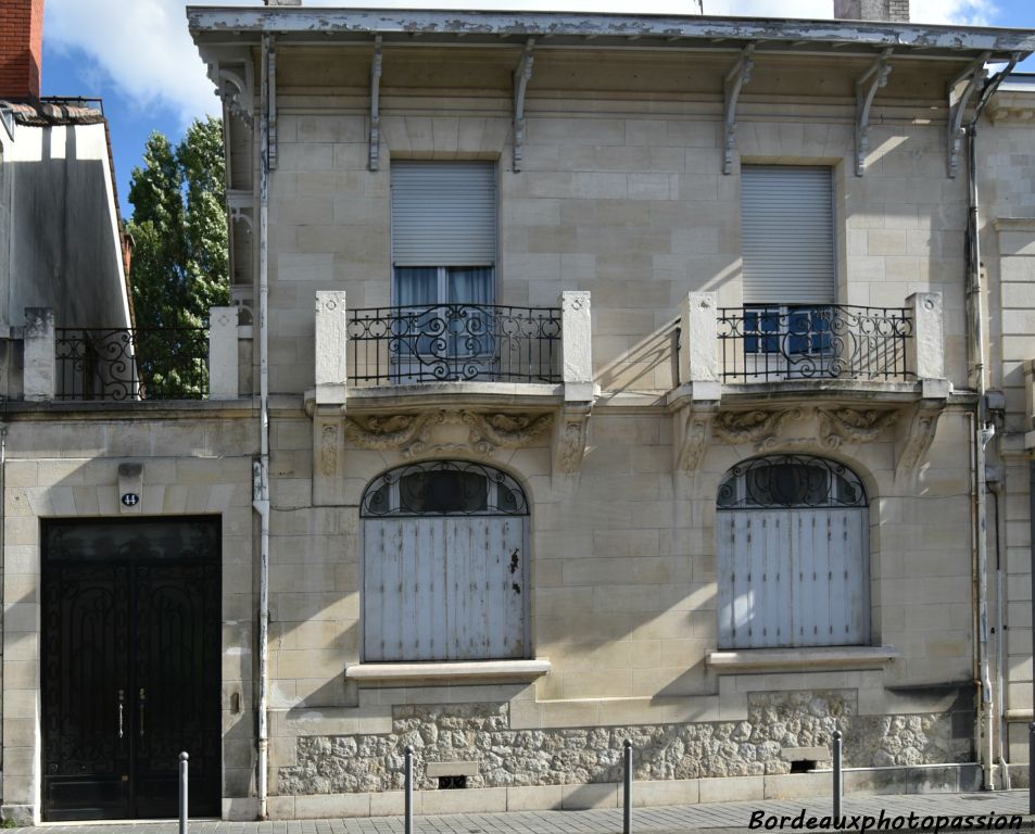 1922 L’archétype de la maison éclectique avec différents emprunts. Gros balcons à consoles pour l’éclectisme, décor végétal sous les balcons très XVIIIe, toit débordant arcachonnais. Base décorative en meulière très 1900 en vogue dans la région parisienne.