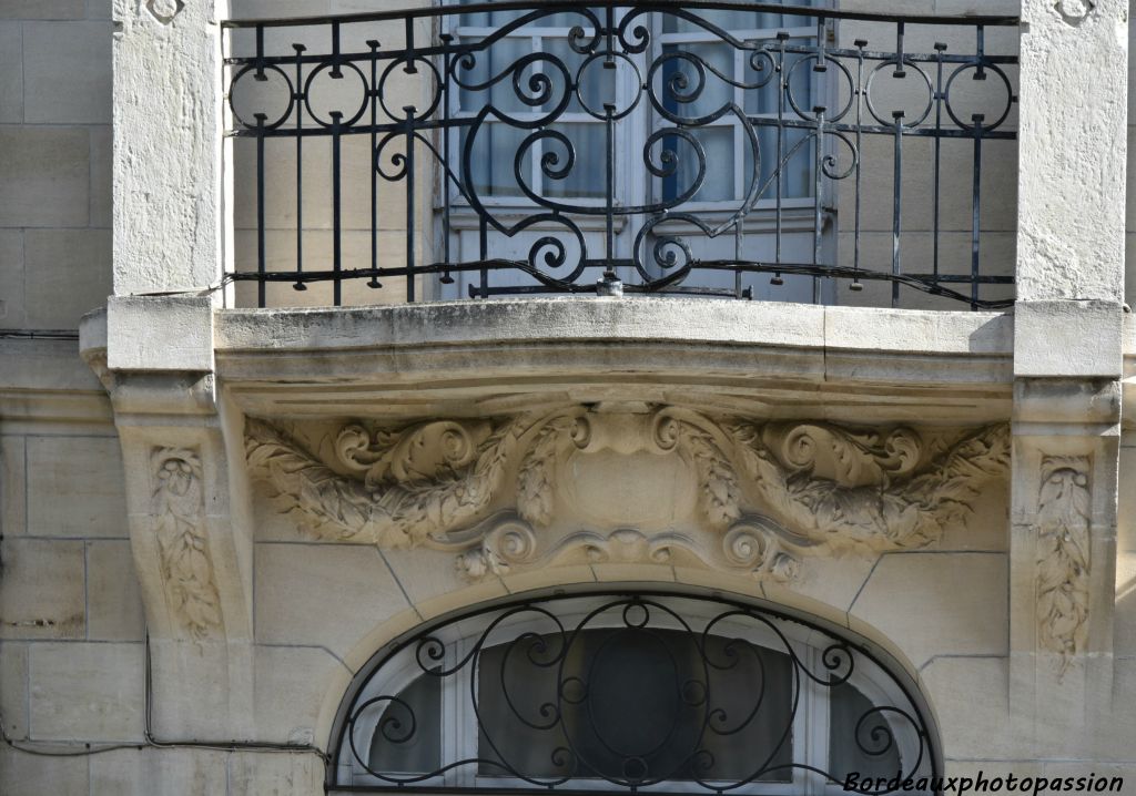 Détail réaliste du décor végétal associé à des volutes.