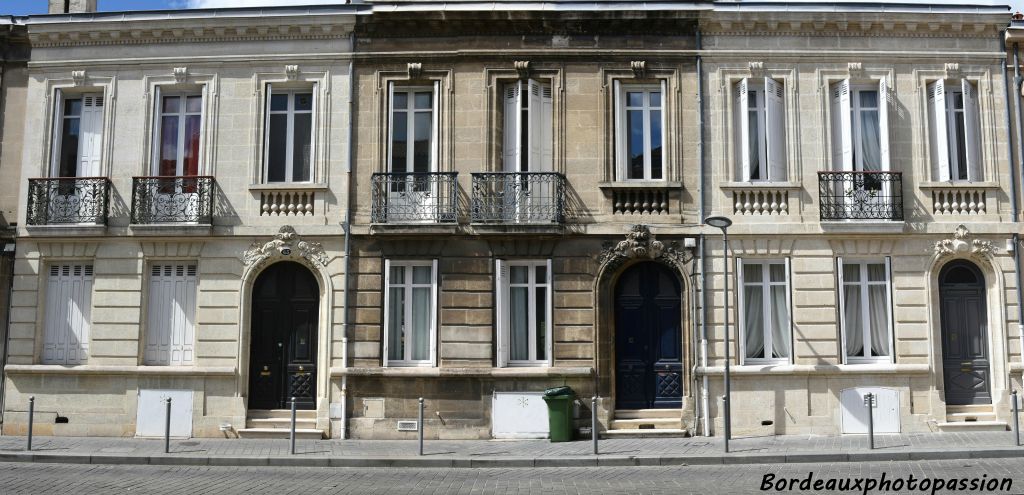 1908 Trois maisons identiques (par économie sur les frais d’architecte?) mais d’un éclectisme plus maitrisé, plus sobre.