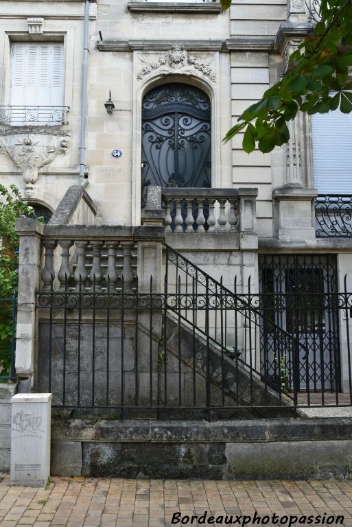 L’éclectisme peut être raffiné comme ici dans cet escalier d’accès extérieur.