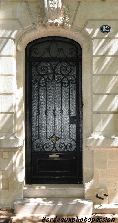 Même remarque sur l’équilibre esthétique de la porte, la grille et la pierre.